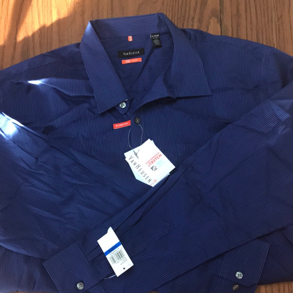 Van Heusen long sleeve shirt. XL. Blue and white.